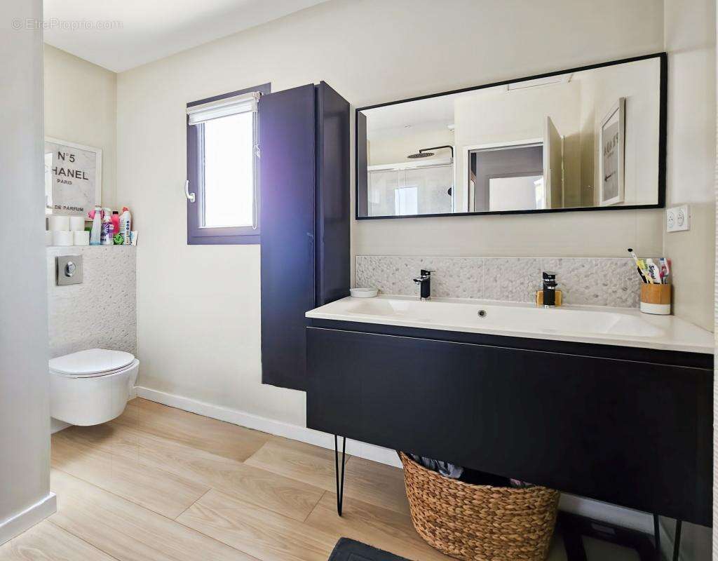 À Vendre à Blauzac - Maison 80 m² T4 avec piscine - photo 10