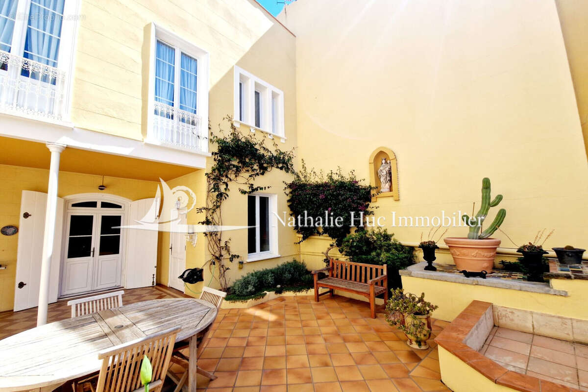 Maison à SAINT-LAURENT-DE-LA-SALANQUE