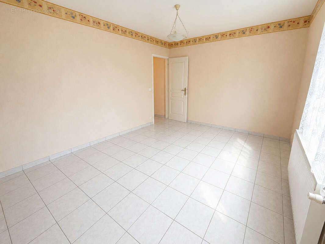 Maison 6 pieces de 102 m2 avec 5 chambres (quartier huchet) - photo 7