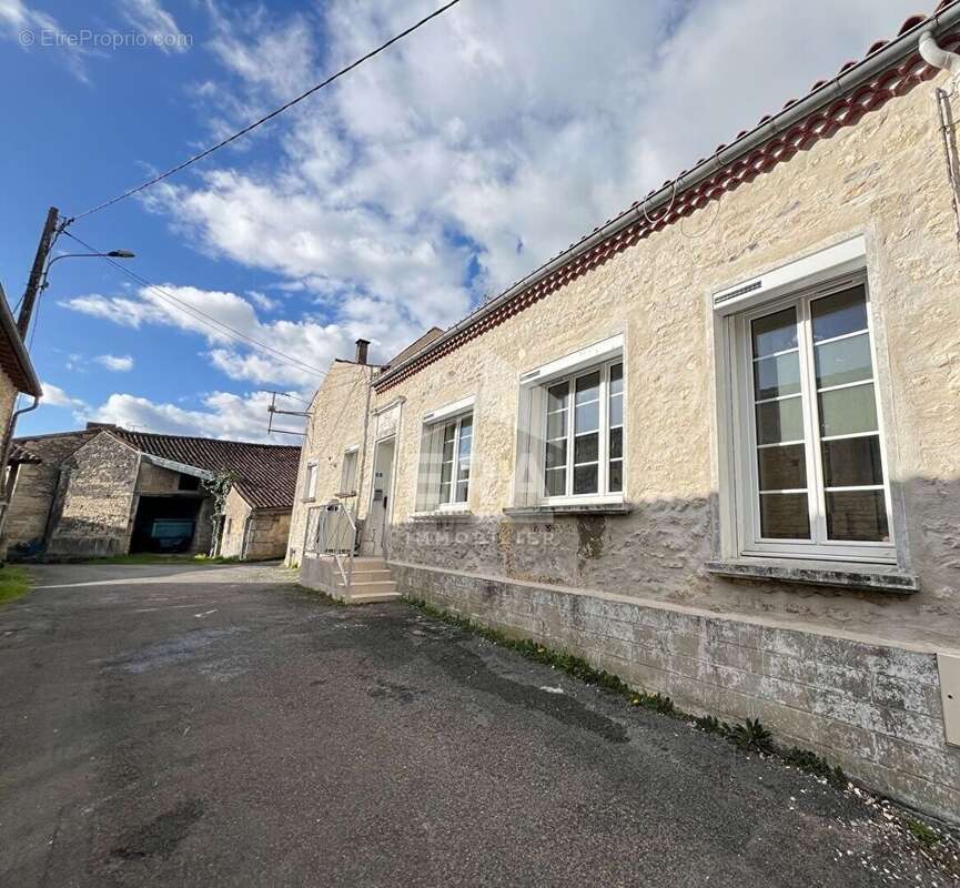 Maison à SAINT-LAURENT-DE-COGNAC