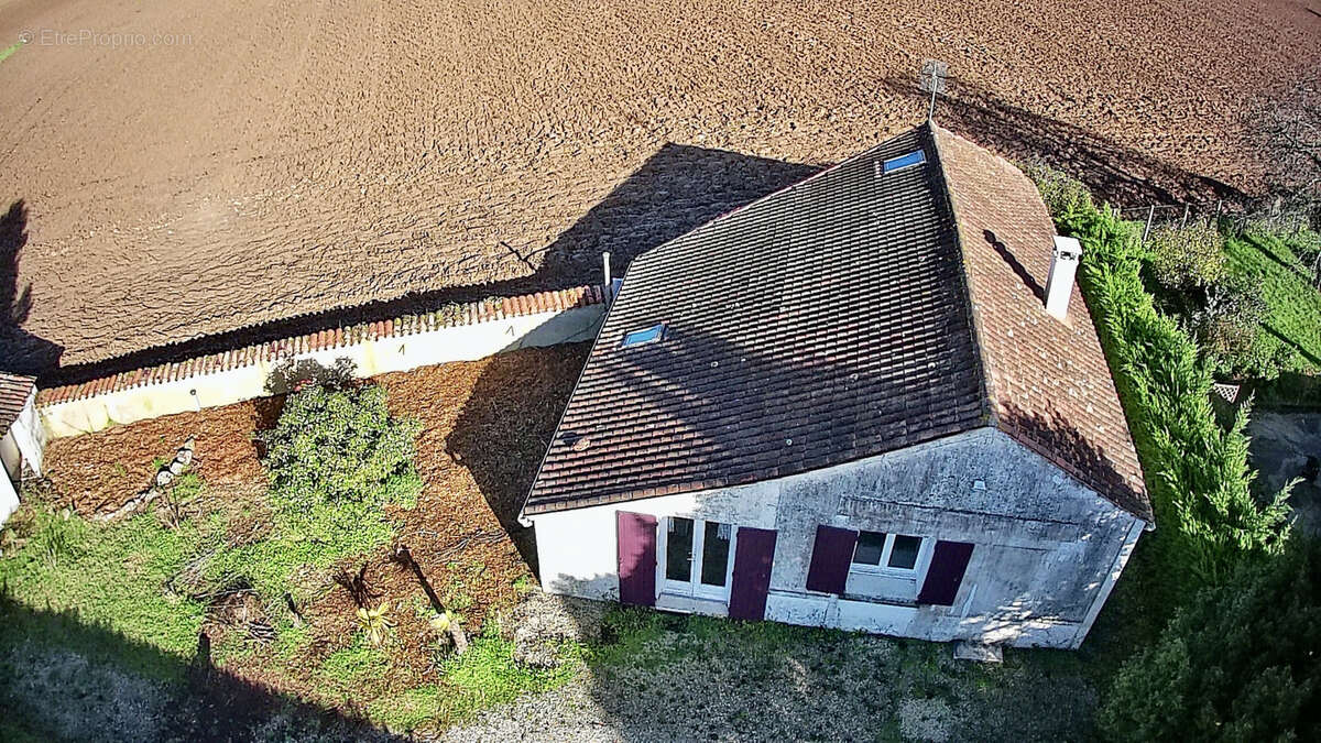 Maison à SAINT-PORCHAIRE