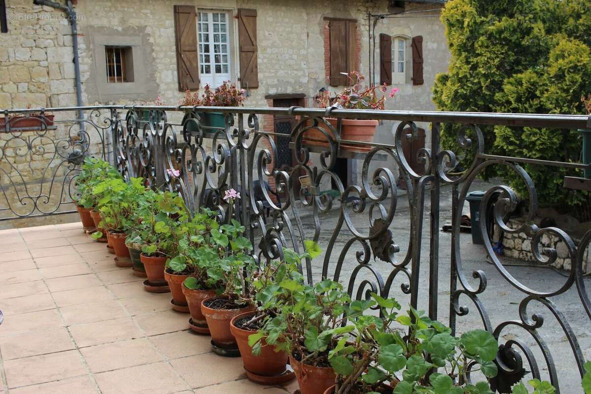 Maison à CAHUZAC-SUR-VERE