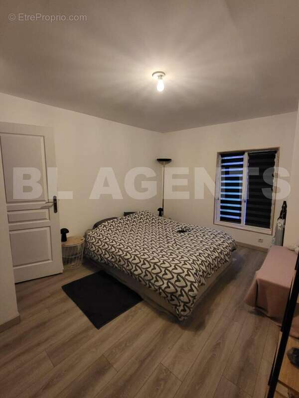 8 - Maison à SAINT-DENIS-LES-REBAIS