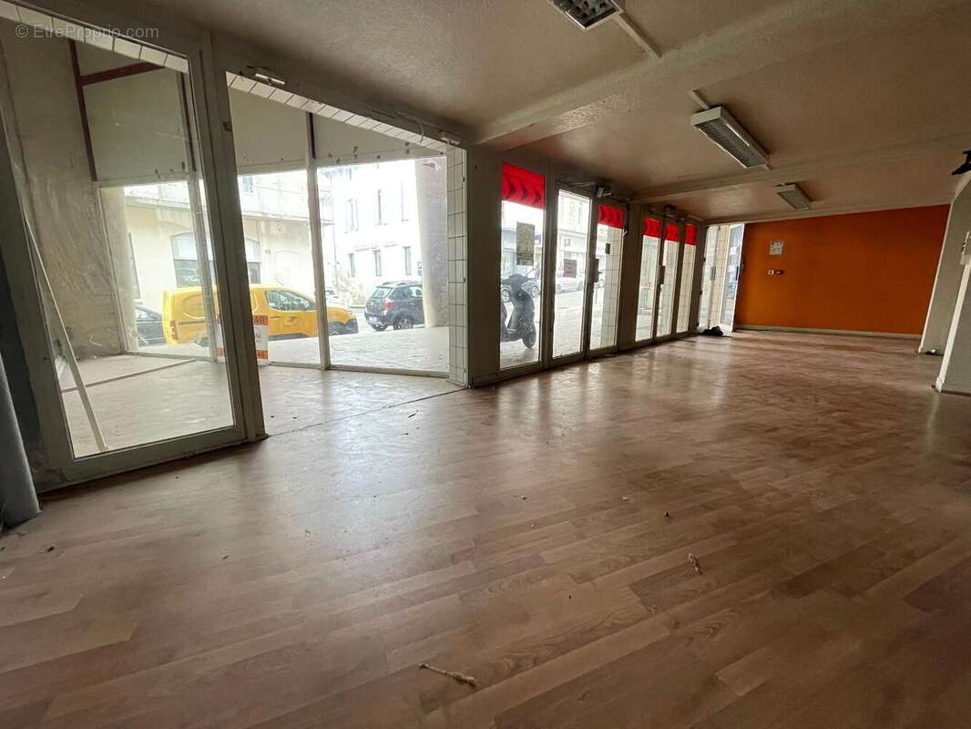 Commerce 700 m² à Aubenas  - photo 3