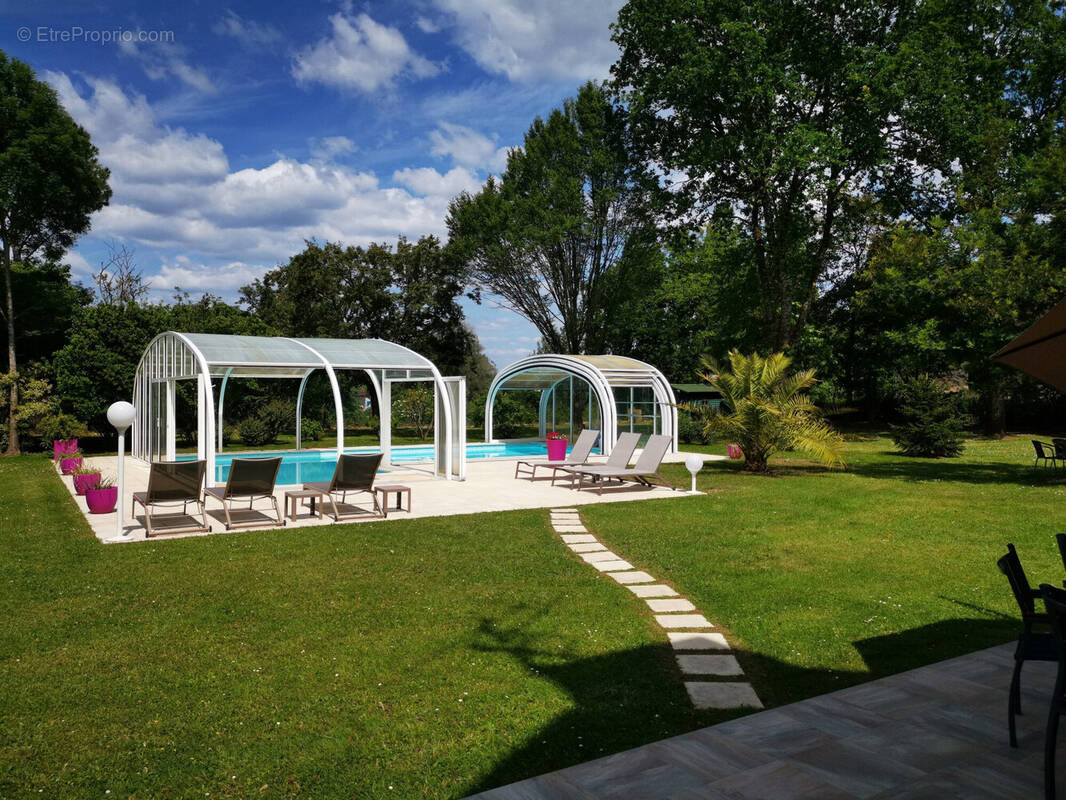 Piscine en L - Maison à BERGERAC