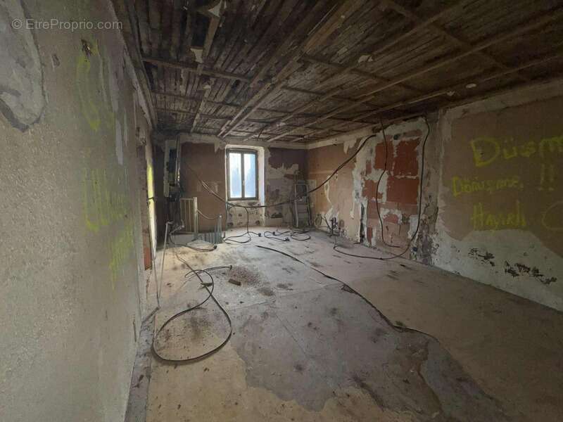 Maison de village à rénover + grange – La Faurie (05) - photo 4
