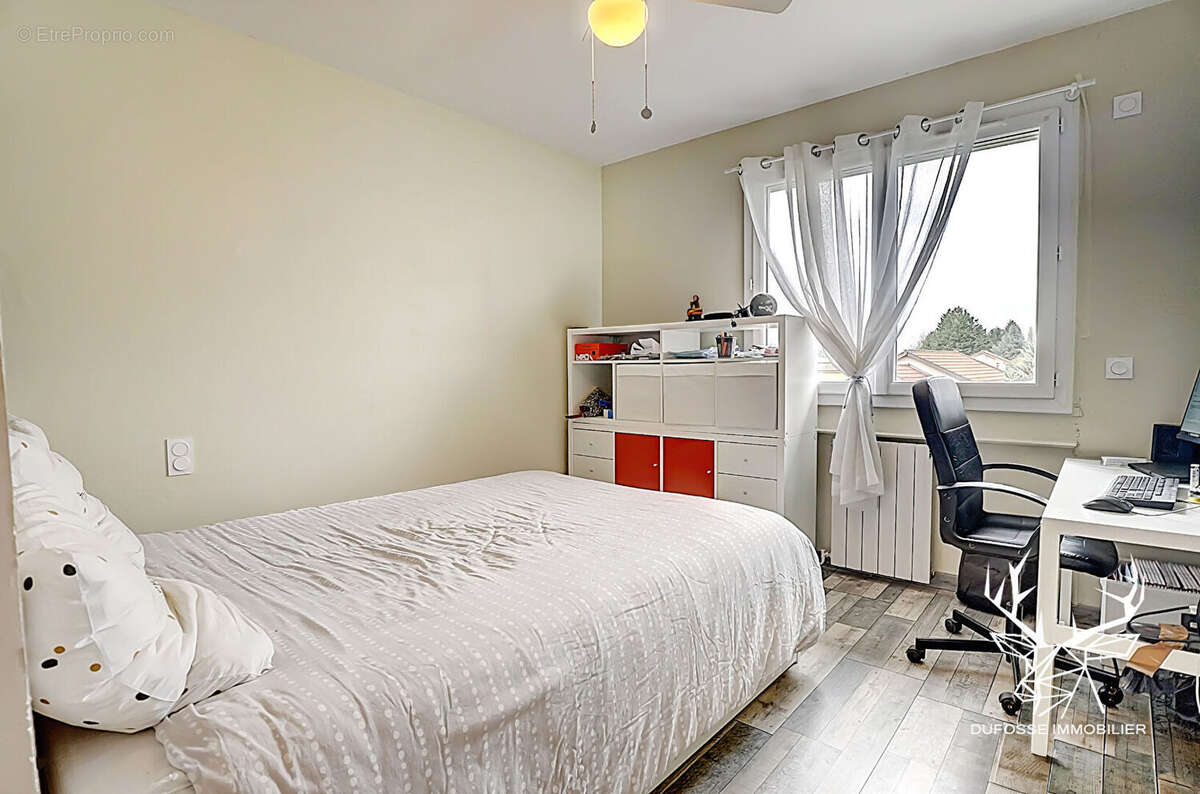 Maison à LA CHAPELLE-DE-LA-TOUR