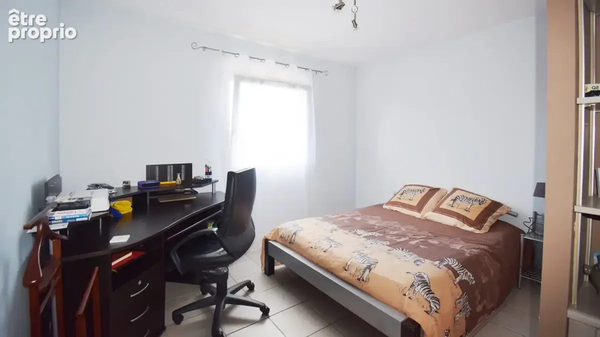 À VENDRE - Maison d'architecte avec piscine, dépendance aménagée et grange sur terrain arboré à 5 minutes de Vichy - photo 11