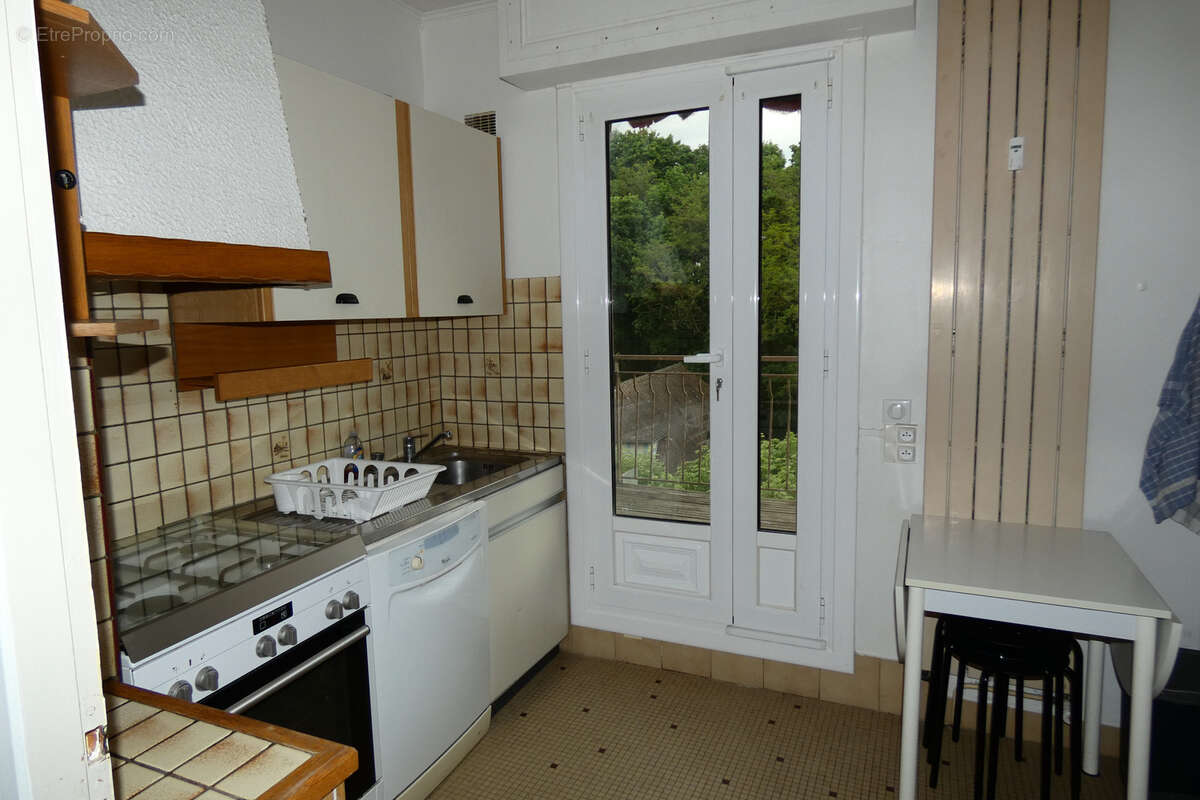 MONTLUCON bel appartement de 80 m2 avec balcon- terrasse , cave et parking privatif - photo 5