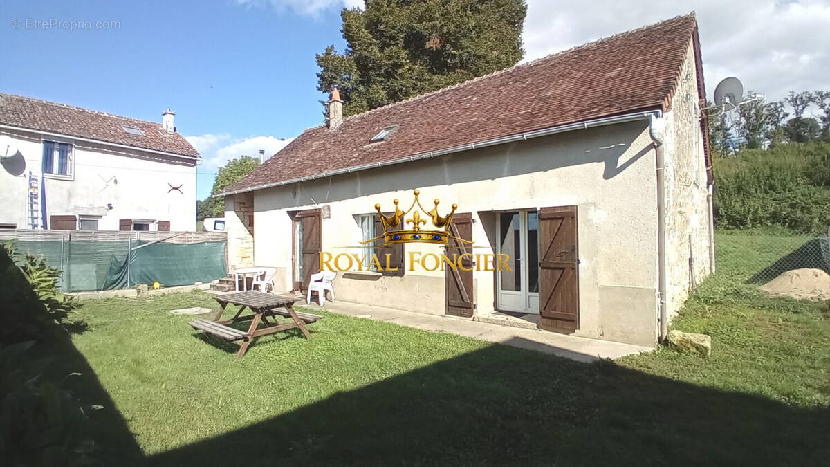 Ensemble immobilier : longère et maison d'habitation  - Maison à VELLECHES