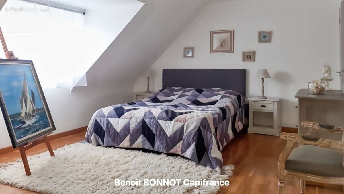 Piscine chauffée, terrain de 2 261 m², vue dominante et rénovation complète en 2024 : découvrez cette superbe maison familiale s - photo 11