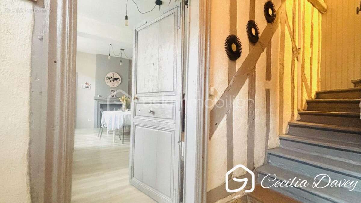 *** Nouveauté : Maison ancienne de caractère pleine de cachet avec son agréable espace extérieur composé d’une terrasse et d’un  - photo 5