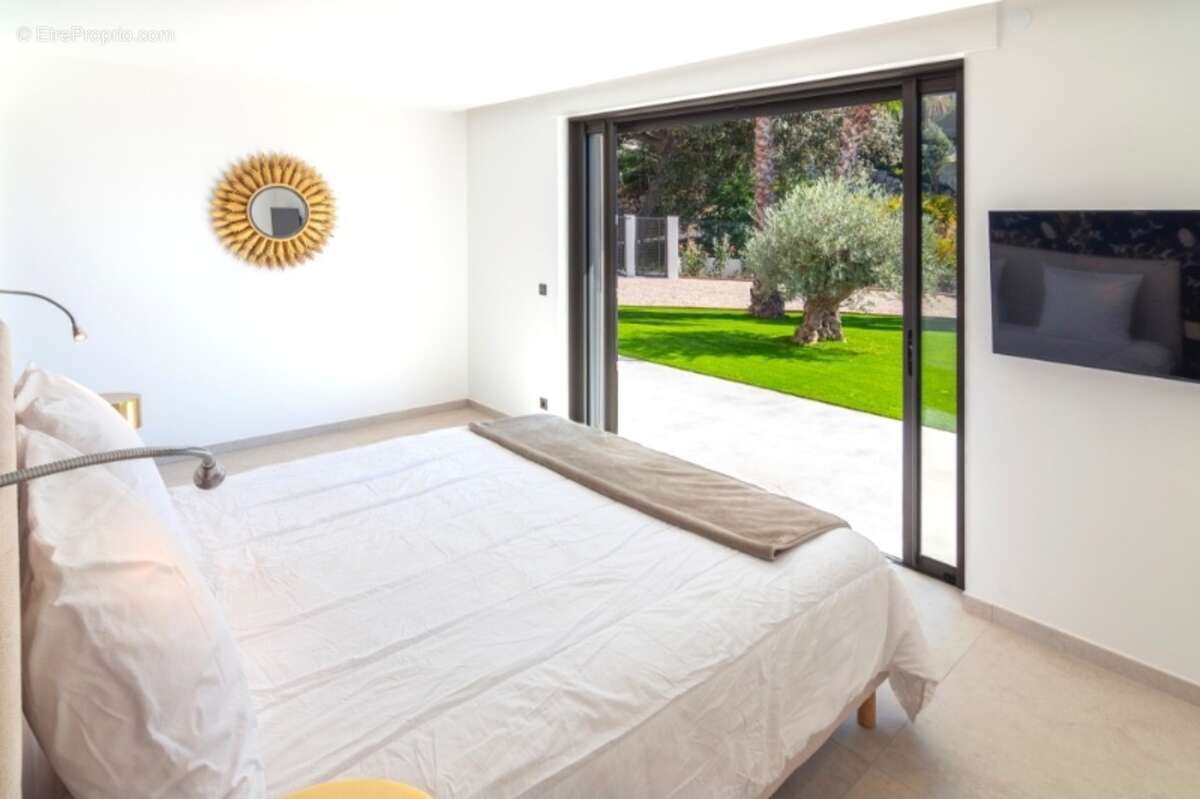 Dpt Var (83), à vendre SAINTE MAXIME maison P6 de 280 m² - Terrain de 1637 m² - photo 8