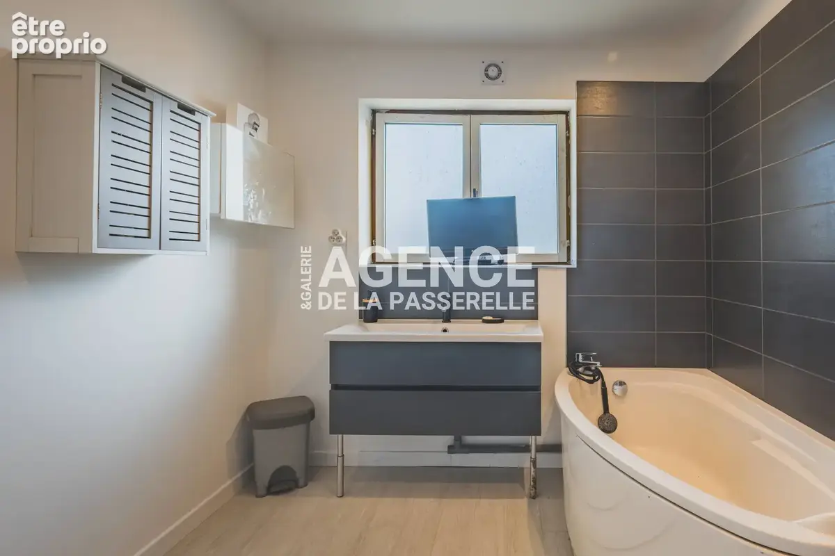 Maison rénovée de 118m2, 4 chambres, jardin et piscine. - photo 37