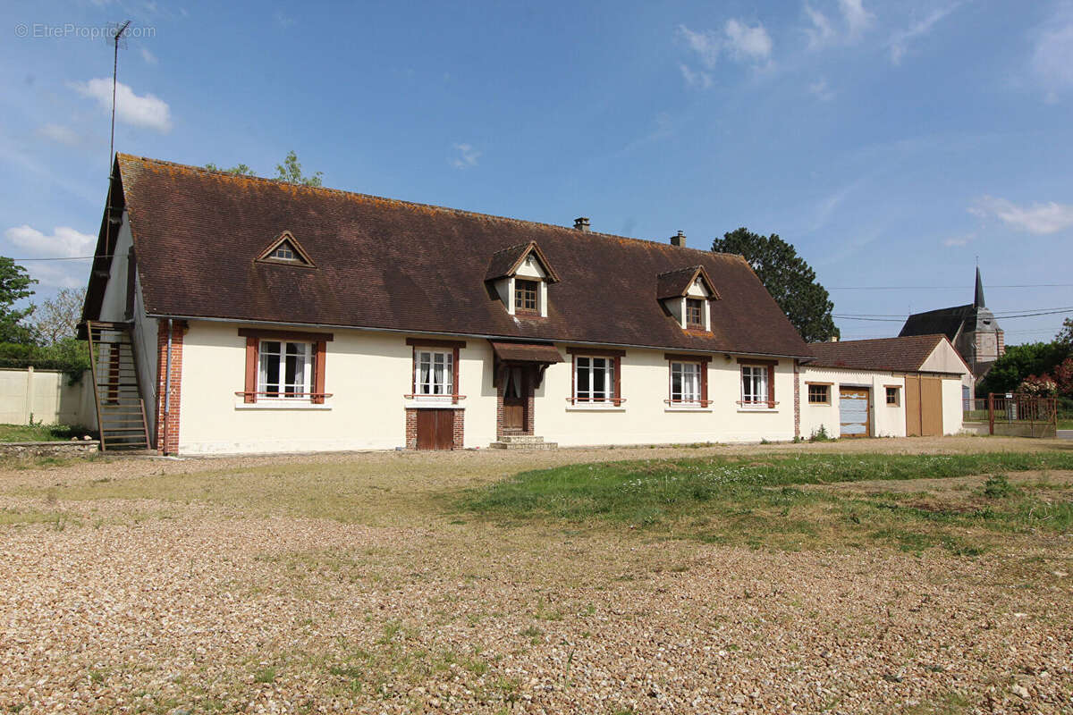 Maison à TREMBLAY-LES-VILLAGES