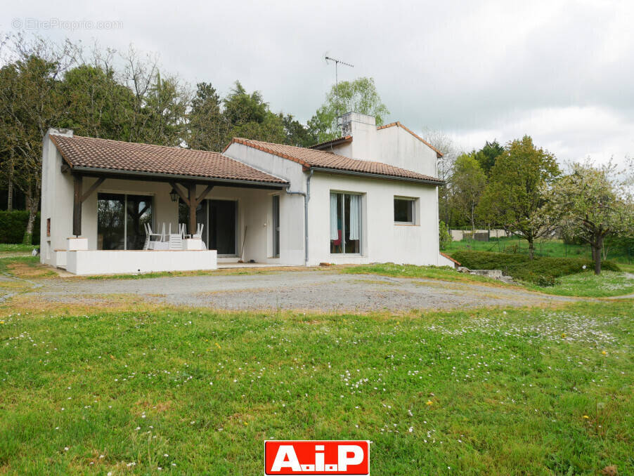 Maison à MONCOUTANT