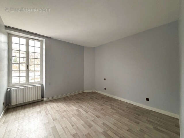 Autun, en plein centre, maison de ville sur cour, 3 chambres, garage, et grande terrasse. - photo 7