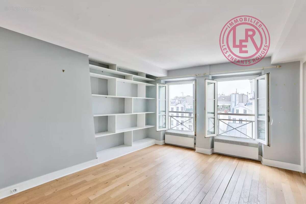 Paris 4ème  Arsenal - Rue de Birague - 2 pièces avec Vue et Balcon - photo 2