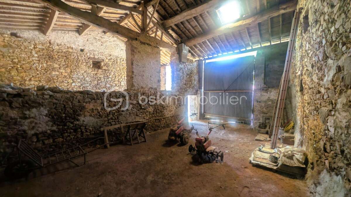 Maison à rénover avec nombreuses dépendances - photo 14