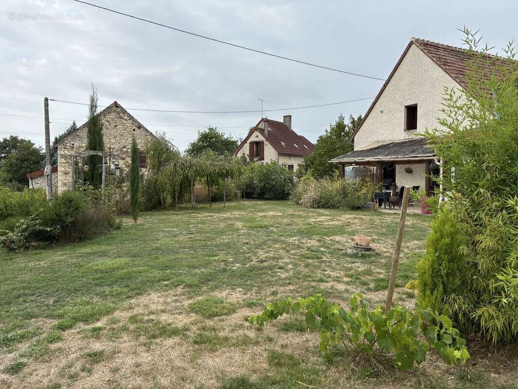 Maison rénovée avec gîte séparé de 3 chambres et piscine !! - photo 20