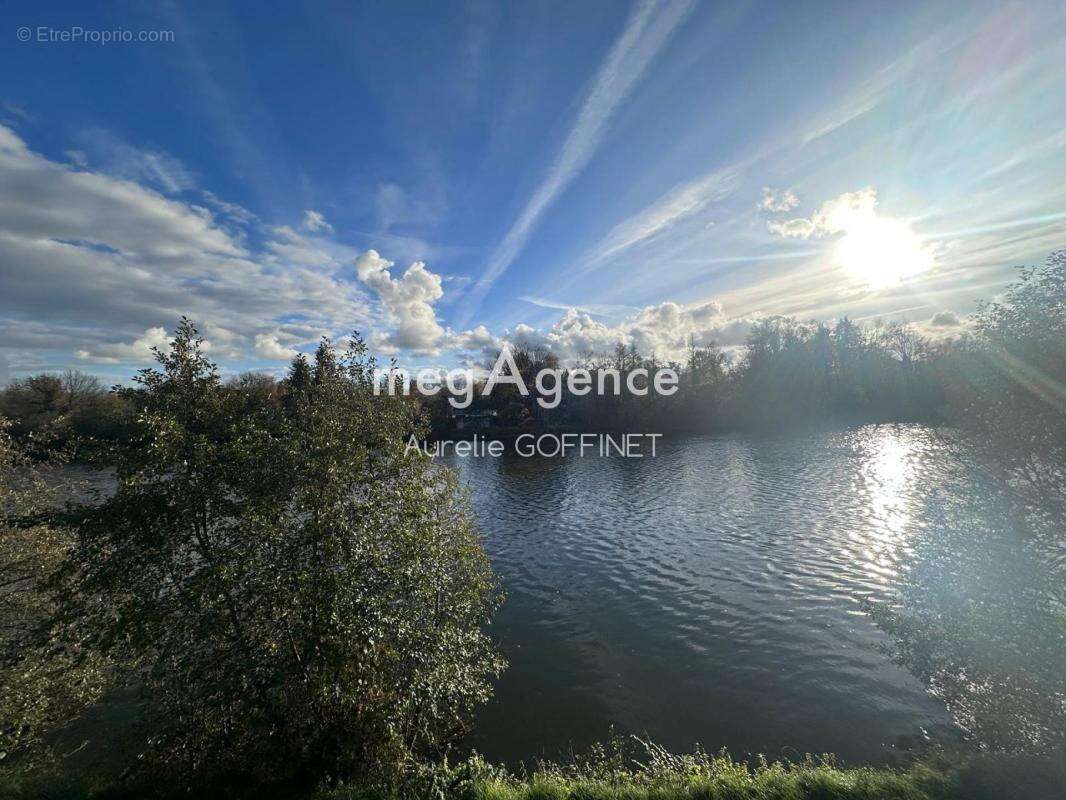 Maison à LAROCHE-SAINT-CYDROINE