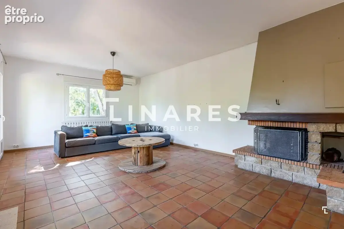 LA SECRÈTE - Villa T5 de 188m² - Dépendance T2 aménagée de 50m² - Sous-sol de  95m² - Garage de 25m² - Terrain de 710m² - 13012 - photo 4