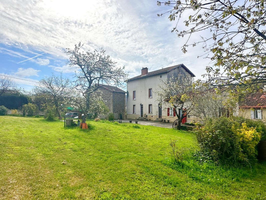 Maison à LIVINHAC-LE-HAUT