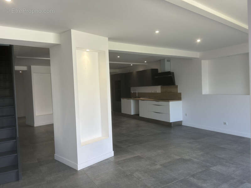 SURAT Maison de 166 m2 avec cour - photo 4
