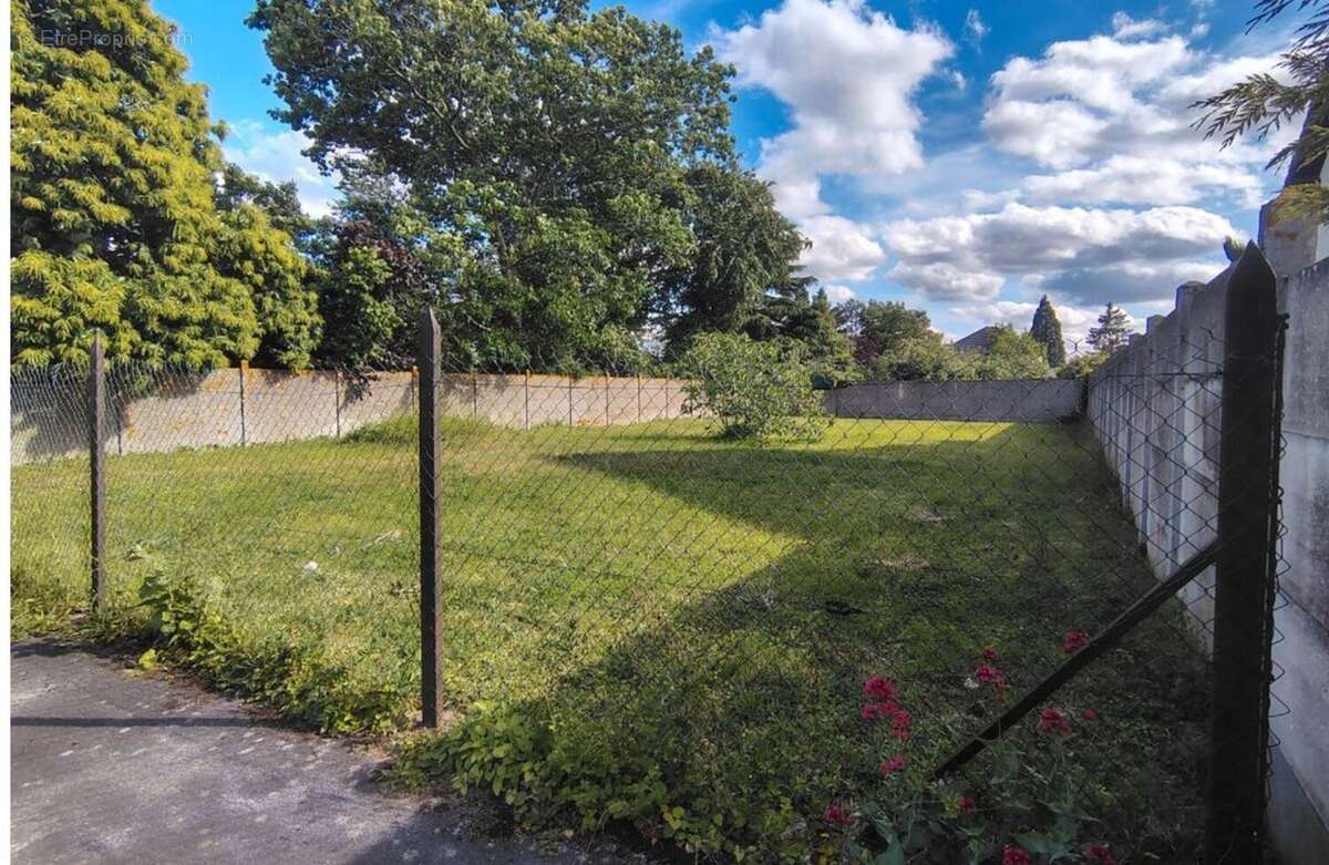 Terrain à LEUDEVILLE