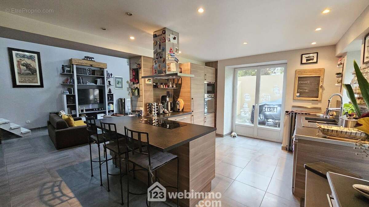 Une cuisine avec son accès direct sur la terrasse... - Maison à ETIOLLES