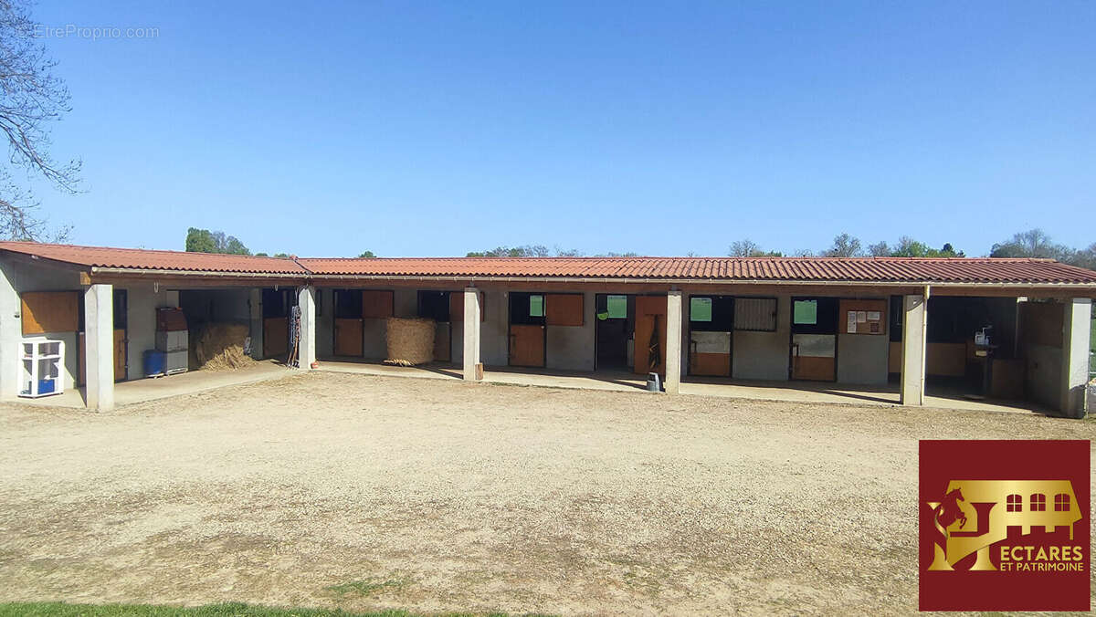 Maison à LA CHAPELLE-DE-LA-TOUR