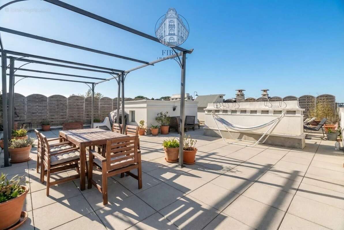 Appartement à PARIS-16E