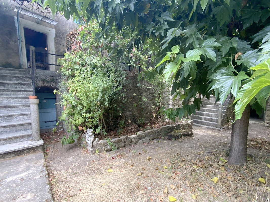 Maison à rénover avec cour, jardin et garage au coeur d'un des plus beaux villages de France. - photo 9