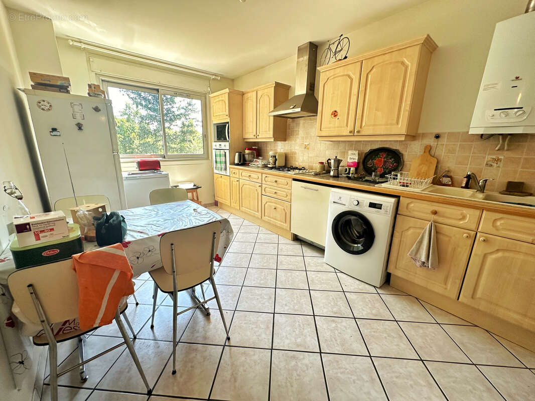 LEONE IMMOBILIER vous propose ce spacieux appartement T3 de 78 m2 avec balcon à Sainte-Foy-lès-Lyon. - photo 4