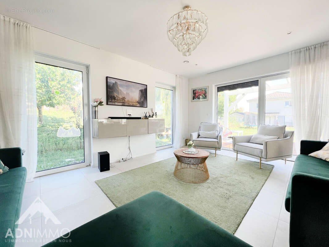 Maison à SAINT-GENIS-POUILLY