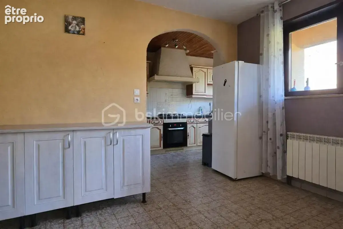 Maison de plain pied sur sous-sol avec un appartement, idéal pour un projet bi-famille ! - photo 4