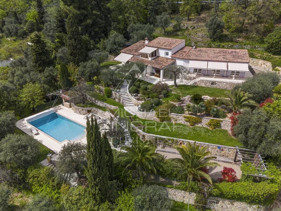 Maison à CHATEAUNEUF-GRASSE