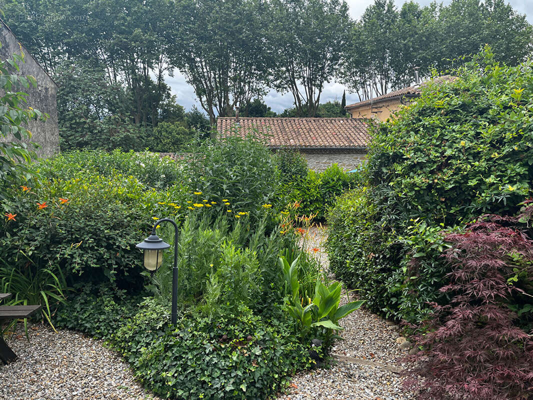 Maison à ESCUEILLENS-ET-SAINT-JUST-DE-BELENGARD