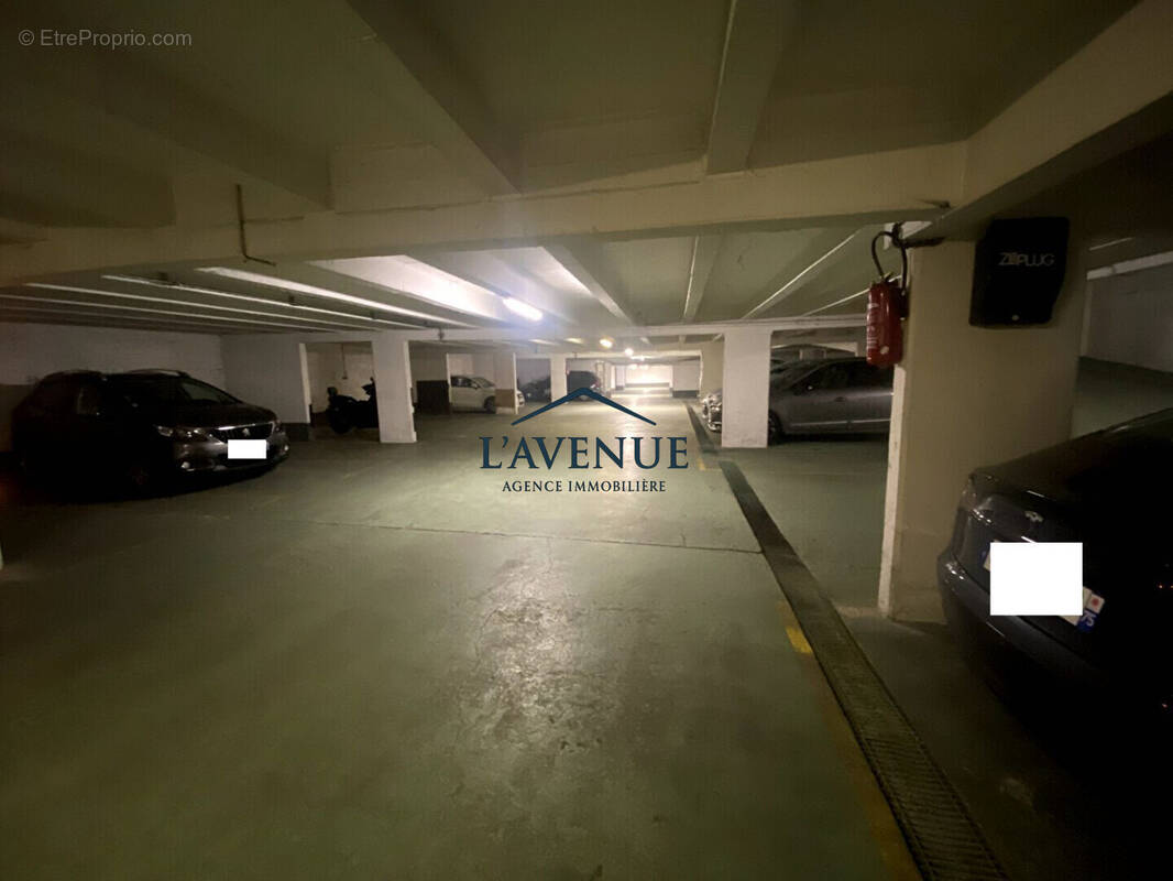 Parking à PARIS-15E