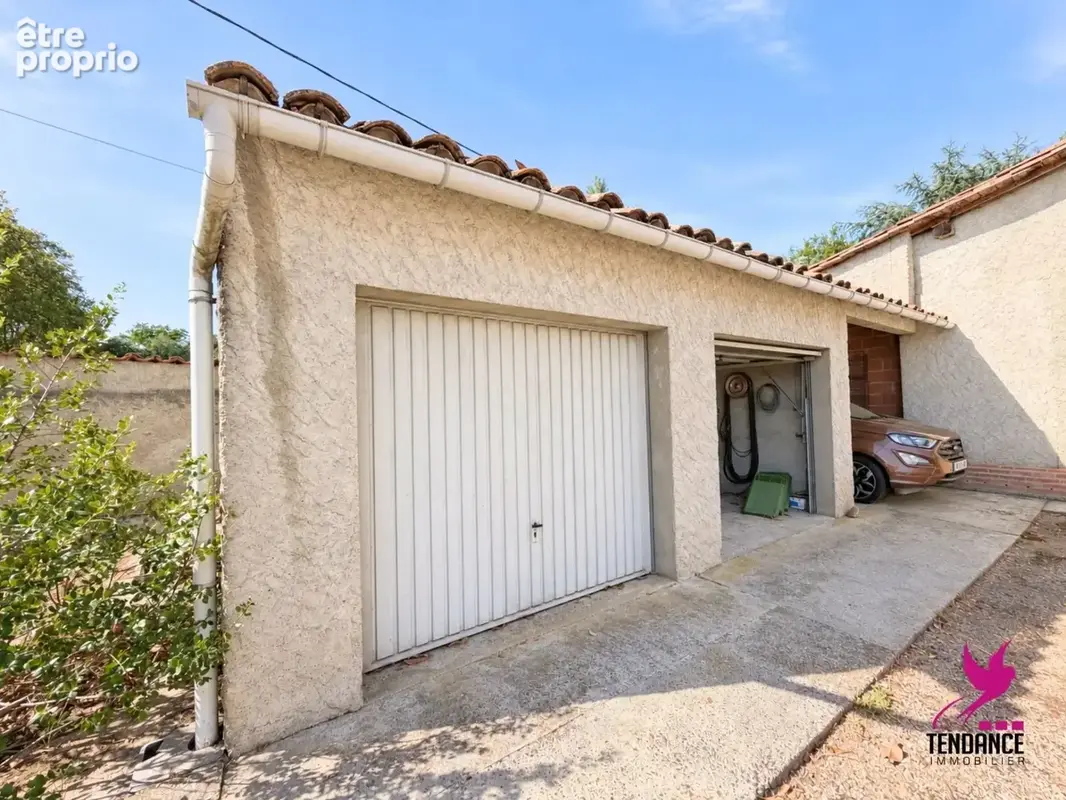 Maison 180 m² avec  Garages et dépendances. - photo 3