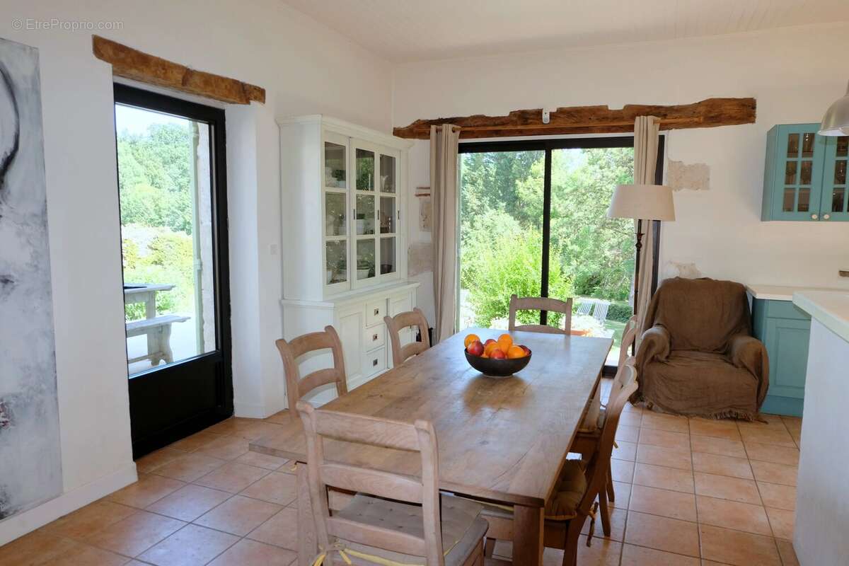 Impressionnante maison en pierre avec piscine et jardins très privés - photo 5