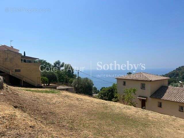 Saint-Laurent-d’Èze : Terrain constructible 988 m² proche Monaco - Projet villa - photo 3