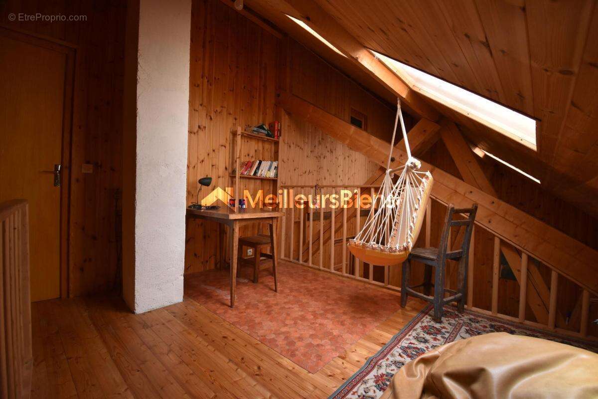 Maison de village, mitoyenne, à Névache, 140 m², 4 chambres, petit jardin, cave voûtée et cheminée - photo 5