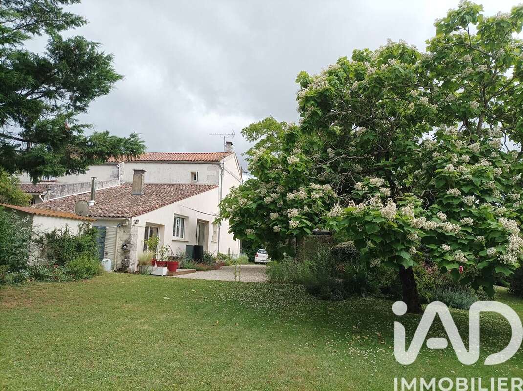 Photo 2 - Maison à CORME-ROYAL