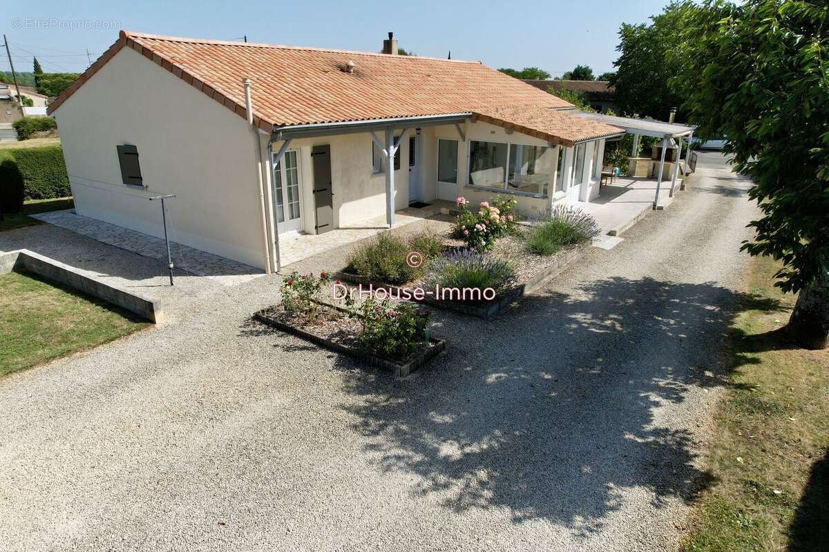 Maison à SAINTE-NEOMAYE