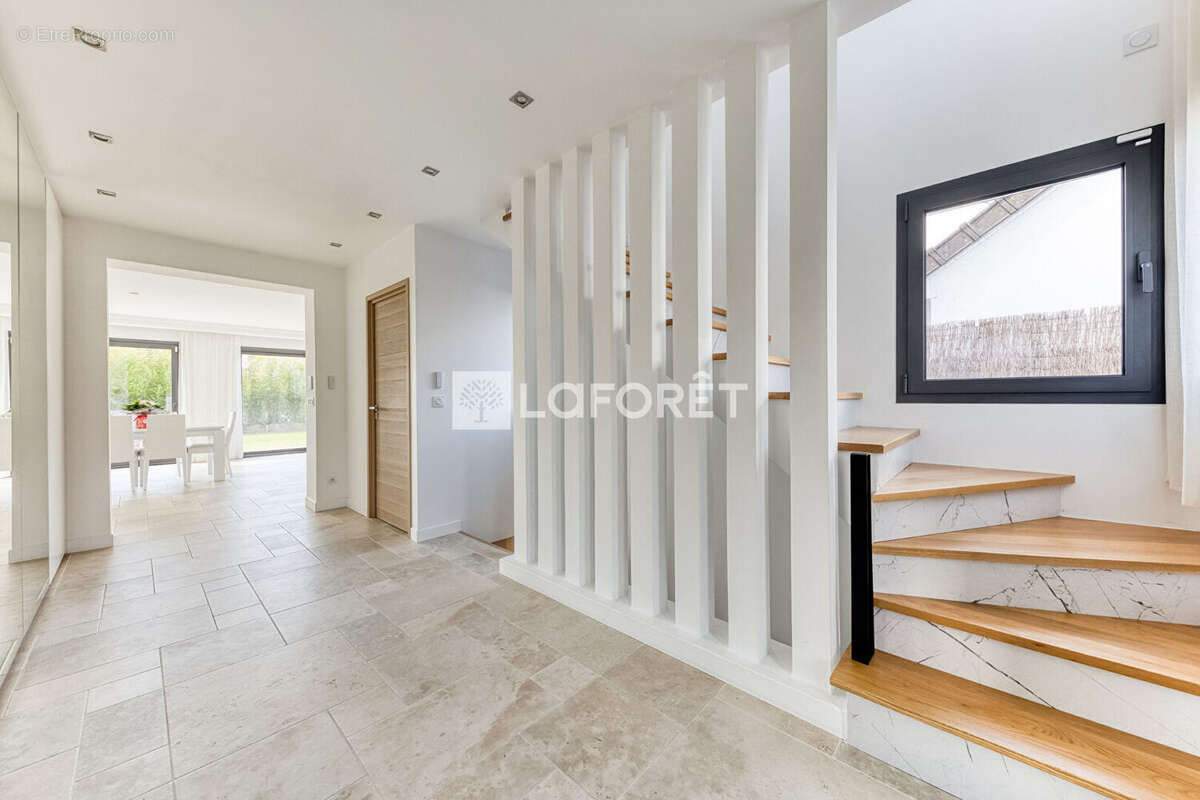 Maison Contemporaine de 204m² dans le secteur du Bouquet à Pontault-Combault - photo 6