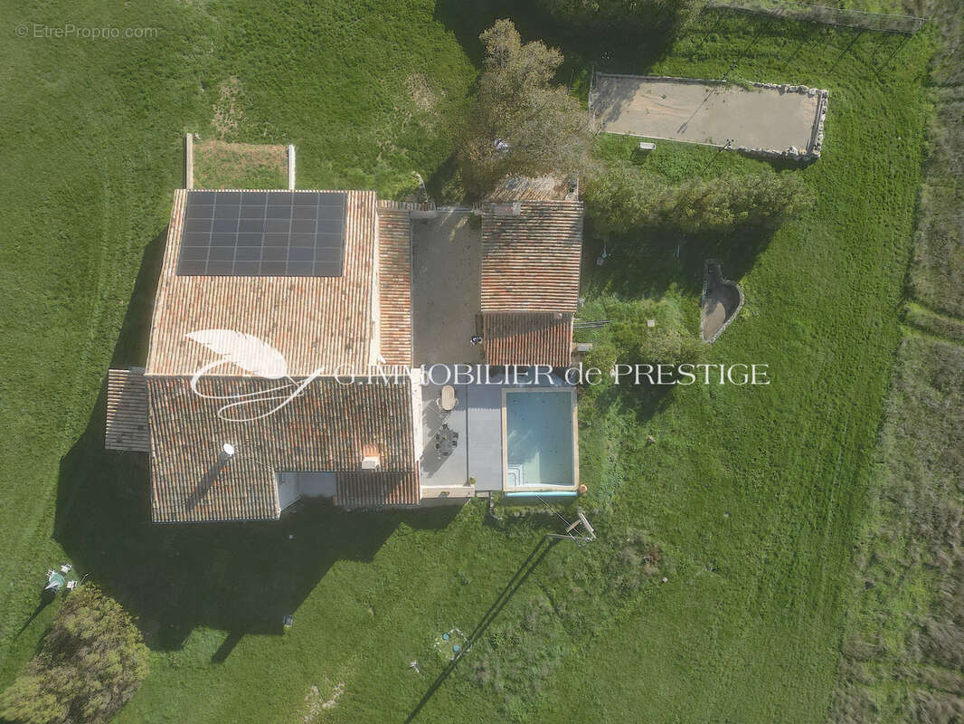 Une ancienne bergerie, trois habitations , 9 hectares de nature - photo 4