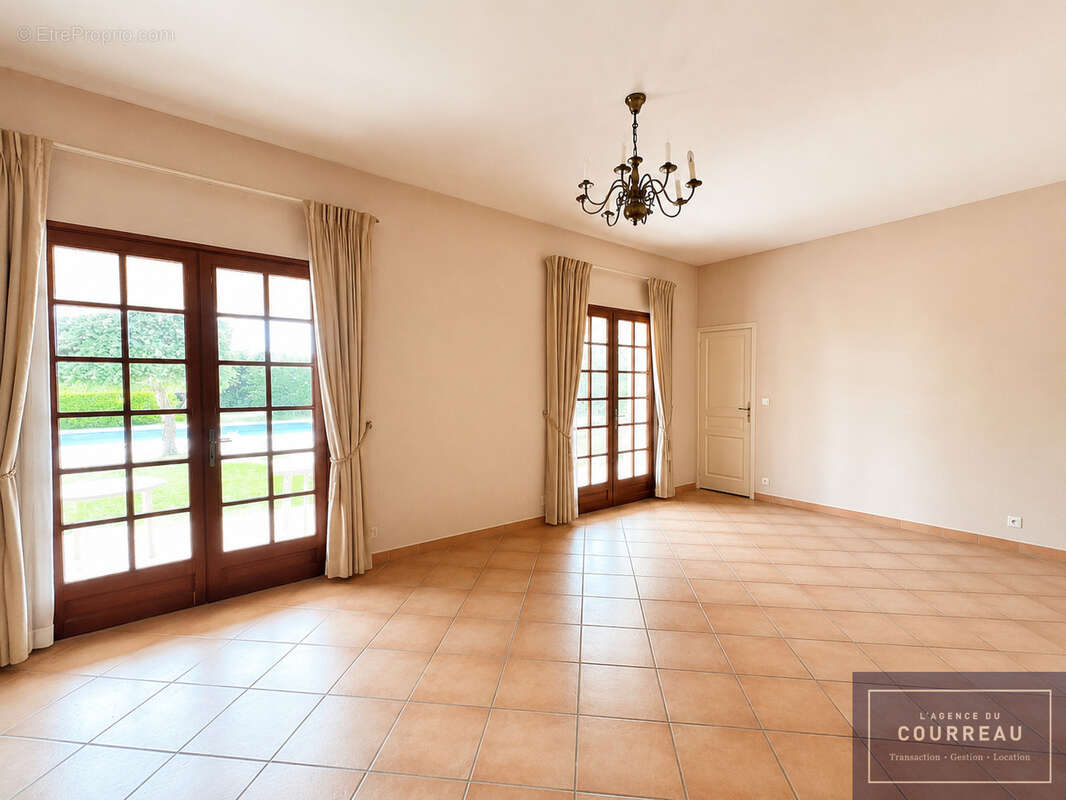 Villa de caractère de 281 m2 sur parcelle arborée de 2 000 m2 - photo 9