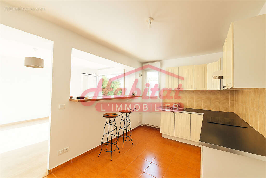 Chelles-coeur de ville - grand appartement 2 pieces avec terrasse et box - photo 4