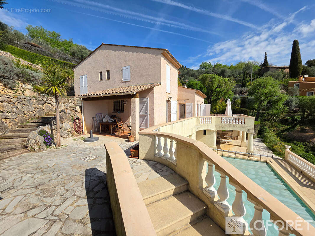 Villa avec piscine, terrasses, stationnements et superbe jardin sur les hauteurs de CARROS - photo 4